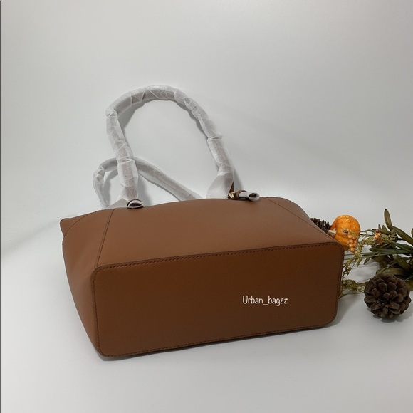 Michael Kors Charlotte Large Top Zip Tote - Picture 4 of 8